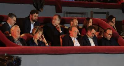 &Tau;&iota; &alpha;&pi;έ&gamma;&iota;&nu;&epsilon; &omicron; &laquo;&epsilon;&xi;ώ&sigma;&tau;&eta;&sigmaf;&raquo; &tau;&omicron;&upsilon; &Sigma;&Upsilon;&Rho;&Iota;&Zeta;&Alpha;: &Pi;&omicron;&iota;&omicron;&iota; &pi;ή&gamma;&alpha;&nu; &sigma;&tau;&omicron;&nu; &Tau;&sigma;ί&pi;&rho;&alpha;, &pi;&omicron;&iota;&omicron;&iota; &sigma;&kappa;ό&rho;&pi;&iota;&sigma;&alpha;&nu; &kappa;&alpha;&iota; &pi;&omicron;&iota;&omicron;&iota; &pi;&epsilon;&rho;&iota;&mu;έ&nu;&omicron;&upsilon;&nu;