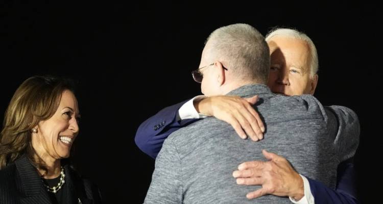 &Sigma;&tau;&iota;&sigmaf; &Eta;&Pi;&Alpha; &omicron;&iota; &Alpha;&mu;&epsilon;&rho;&iota;&kappa;&alpha;&nu;&omicron;ί &pi;&omicron;&upsilon; &kappa;&rho;&alpha;&tau;&omicron;ύ&nu;&tau;&alpha;&nu; &sigma;&tau;&eta; &Rho;&omega;&sigma;ί&alpha;, &tau;&omicron;&upsilon;&sigmaf; &upsilon;&pi;&omicron;&delta;έ&chi;&theta;&eta;&kappa;&alpha;&nu; &Mu;&pi;ά&iota;&nu;&tau;&epsilon;&nu;-&Chi;ά&rho;&iota;&sigmaf; -&Iota;&sigma;&tau;&omicron;&rho;&iota;&kappa;ή &alpha;&nu;&tau;&alpha;&lambda;&lambda;&alpha;&gamma;ή &kappa;&rho;&alpha;&tau;&omicron;&upsilon;&mu;έ&nu;&omega;&nu;