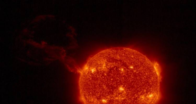 Διάστημα: Γιγάντια έκρηξη στον Ήλιο μήκους εκατομμυρίων χιλιομέτρων κατέγραψε το Solar Orbiter
