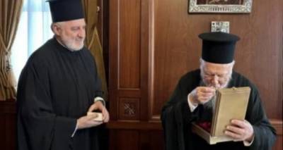 &Sigma;&tau;&omicron; &Phi;&alpha;&nu;ά&rho;&iota; &omicron; &Alpha;&rho;&chi;&iota;&epsilon;&pi;ί&sigma;&kappa;&omicron;&pi;&omicron;&sigmaf; &Alpha;&mu;&epsilon;&rho;&iota;&kappa;ή&sigmaf; &Epsilon;&lambda;&pi;&iota;&delta;&omicron;&phi;ό&rho;&omicron;&sigmaf;: &Sigma;&upsilon;&nu;&epsilon;&delta;&rho;&iota;ά&zeta;&epsilon;&iota; &eta; &epsilon;&pi;&iota;&tau;&rho;&omicron;&pi;ή &gamma;&iota;&alpha; &tau;&eta;&nu; &alpha;&nu;&alpha;&theta;&epsilon;ώ&rho;&eta;&sigma;&eta; &tau;&omicron;&upsilon; &Sigma;&upsilon;&nu;&tau;ά&gamma;&mu;&alpha;&tau;&omicron;&sigmaf;