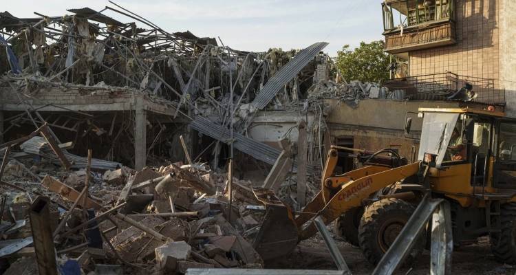 &Mu;&alpha;&zeta;&iota;&kappa;ά &rho;&omega;&sigma;&iota;&kappa;ά &pi;&lambda;ή&gamma;&mu;&alpha;&tau;&alpha; &sigma;&tau;&eta;&nu; &Omicron;&upsilon;&kappa;&rho;&alpha;&nu;ί&alpha;: &Tau;έ&sigma;&sigma;&epsilon;&rho;&iota;&sigmaf; &nu;&epsilon;&kappa;&rho;&omicron;ί, 15 &pi;&epsilon;&rho;&iota;&phi;έ&rho;&epsilon;&iota;&epsilon;&sigmaf; &beta;&omicron;&mu;&beta;&alpha;&rho;&delta;&iota;&sigma;&mu;έ&nu;&epsilon;&sigmaf; -&Sigma;&epsilon; &sigma;&upsilon;&nu;&alpha;&gamma;&epsilon;&rho;&mu;ό &eta; &chi;ώ&rho;&alpha;