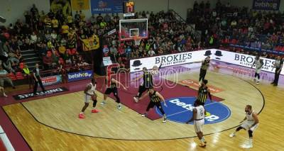 &Mu;&alpha;&nu;&omega;&lambda;ό&pi;&omicron;&upsilon;&lambda;&omicron;&sigmaf;: &laquo;&Alpha;&phi;&iota;&epsilon;&rho;ώ&nu;&omicron;&upsilon;&mu;&epsilon; &tau;&eta; &nu;ί&kappa;&eta; &sigma;&tau;&omicron;&nu; &Pi;&alpha;&nu;&tau;&epsilon;&lambda;ή &Mu;&pi;&omicron;ύ&mu;&pi;&omicron;&upsilon;&rho;&alpha; &kappa;&alpha;&iota; &sigma;&tau;&omicron;&nu; &epsilon;&kappa;&pi;&lambda;&eta;&kappa;&tau;&iota;&kappa;ό &kappa;ό&sigma;&mu;&omicron; &mu;&alpha;&sigmaf;&raquo;