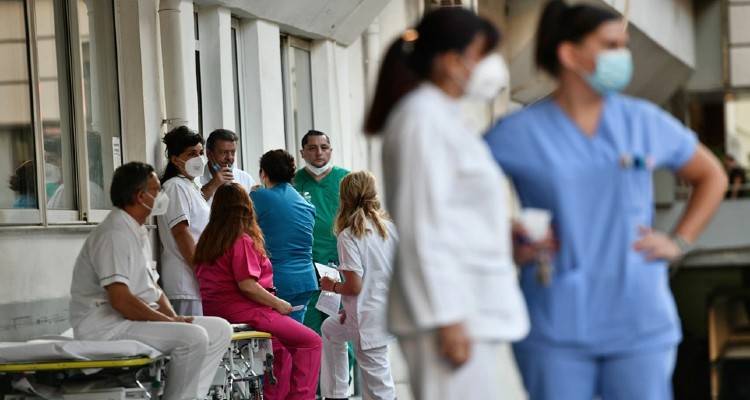 Κορωνοϊός: Σημάδια «εκτόνωσης» στο μέτωπο της πανδημίας και του ΕΣΥ | Μειώνονται οι ανεμβολίαστοι υγειονομικοί