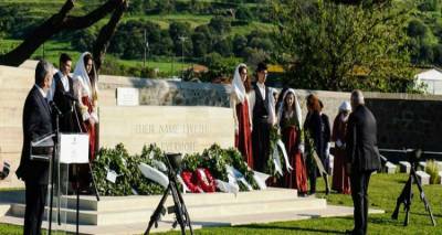 &Epsilon;&kappa;&delta;&eta;&lambda;ώ&sigma;&epsilon;&iota;&sigmaf; &mu;&nu;ή&mu;&eta;&sigmaf; &gamma;&iota;&alpha; &tau;&alpha; 101 &chi;&rho;ό&nu;&iota;&alpha; &alpha;&pi;ό &tau;&eta;&nu; &Alpha;&pi;ό&beta;&alpha;&sigma;&eta; &sigma;&tau;&eta;&nu; &Kappa;&alpha;&lambda;&lambda;ί&pi;&omicron;&lambda;&eta; &kappa;&alpha;&iota; &tau;&omicron; ANZAC Day &sigma;&tau;&eta; &Lambda;ή&mu;&nu;&omicron; (photos)