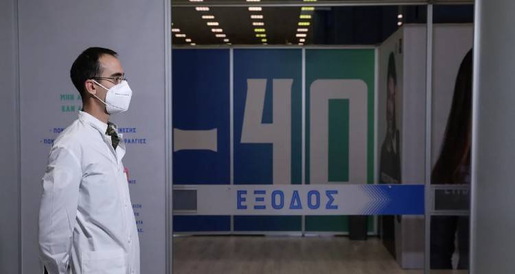 Ξεκινούν οι εμβολιασμοί των 30άρηδων, από Πέμπτη η πλατφόρμα για 40άρηδες | Ποιοι κάνουν AstraZeneca