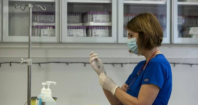 Εμβολιασμοί: Ανοίγει η πλατφόρμα για εκπαιδευτικούς και άτομα 55-59 ετών