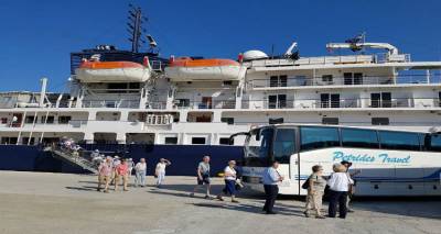 &Lambda;ή&mu;&nu;&omicron;&sigmaf;: &Epsilon;&nu;&tau;&upsilon;&pi;&omega;&sigma;ί&alpha;&sigma;&epsilon; &kappa;&alpha;&iota; &epsilon;&nu;&tau;&upsilon;&pi;&omega;&sigma;&iota;ά&sigma;&tau;&eta;&kappa;&epsilon; &tau;&omicron; &chi;&theta;&epsilon;&sigma;&iota;&nu;ό &gamma;&kappa;&rho;&omicron;&upsilon;&pi; &tau;&omicron;&upsilon;&rho;&iota;&sigma;&tau;ώ&nu; &tau;&omicron;&upsilon; ISLAND SKY (photos)