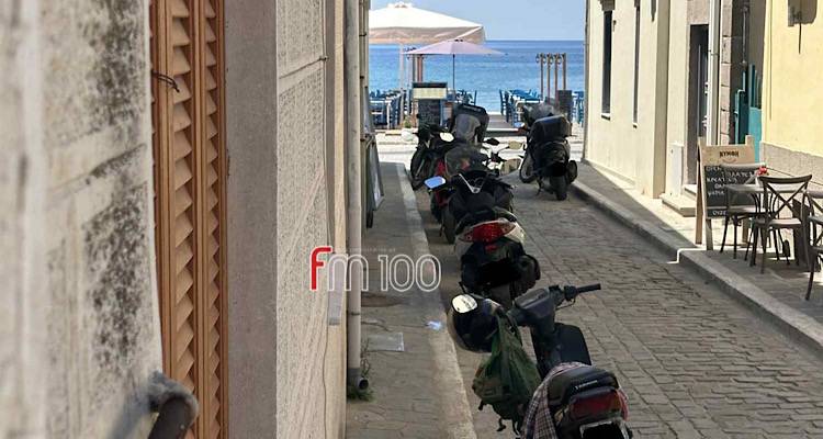 Απαλλάχτηκε από δίκυκλα και αυτοκίνητα ο Ρωμαίικος Γιαλός «πολιορκούνται»  από τα μηχανάκια οι κάθετοι δρόμοι