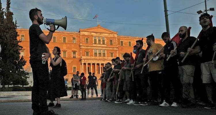&Alpha;&pi;&epsilon;&rho;&gamma;ί&alpha; &tau;&eta;&nu; &Tau;&epsilon;&tau;ά&rho;&tau;&eta; &sigma;&epsilon; &Delta;&eta;&mu;ό&sigma;&iota;&omicron; &kappa;&alpha;&iota; &Mu;έ&sigma;&alpha; &Mu;&epsilon;&tau;&alpha;&phi;&omicron;&rho;ά&sigmaf; | &Chi;&epsilon;&iota;&rho;ό&phi;&rho;&epsilon;&nu;&omicron; &sigma;&epsilon; &tau;&alpha;&xi;ί, &delta;&epsilon;&mu;έ&nu;&alpha; &pi;&lambda;&omicron;ί&alpha;, &sigma;&tau;&omicron; έ&delta;&alpha;&phi;&omicron;&sigmaf; &tau;&alpha; &alpha;&epsilon;&rho;&omicron;&pi;&lambda;ά&nu;&alpha;