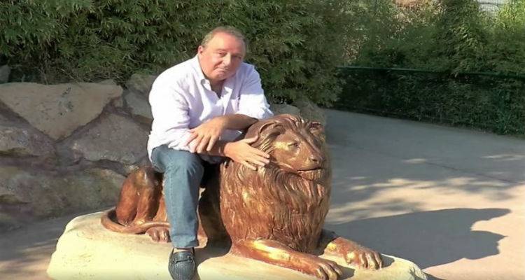 &Sigma;&tau;&eta; &Lambda;ή&mu;&nu;&omicron; &gamma;&iota;&alpha; &delta;&iota;&alpha;&kappa;&omicron;&pi;έ&sigmaf; &omicron; &Delta;&eta;&mu;ή&tau;&rho;&eta;&sigmaf; &Kappa;&alpha;&mu;&pi;&omicron;&upsilon;&rho;ά&kappa;&eta;&sigmaf;