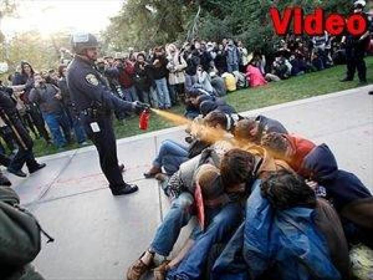 Αποζημίωση σε αστυνομικό που...ψέκασε φοιτητές