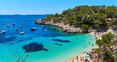 Διακοπές στο εξωτερικό: Tο Ηνωμένο Βασίλειο συνιστά προσοχή, ενώ η ΕΕ “ανοίγει” τον τουρισμό για τρίτες χώρες