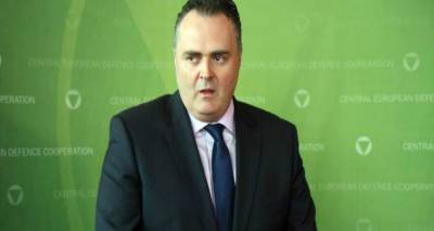 &Alpha;&upsilon;&sigma;&tau;&rho;&iota;&alpha;&kappa;ό&sigmaf; &upsilon;&pi;. Ά&mu;&upsilon;&nu;&alpha;&sigmaf;: &laquo;&Pi;&epsilon;&theta;&alpha;ί&nu;&epsilon;&iota;&raquo; &eta; &sigma;&upsilon;&mu;&phi;&omega;&nu;ί&alpha; &gamma;&iota;&alpha; &tau;&omicron;&upsilon;&sigmaf; &pi;&rho;ό&sigma;&phi;&upsilon;&gamma;&epsilon;&sigmaf; | &Pi;&rho;έ&pi;&epsilon;&iota; &nu;&alpha; &epsilon;&tau;&omicron;&iota;&mu;ά&sigma;&omicron;&upsilon;&mu;&epsilon; &tau;&alpha; &sigma;ύ&nu;&omicron;&rho;&alpha; &gamma;&iota;&alpha; &nu;έ&omicron; &kappa;ύ&mu;&alpha;