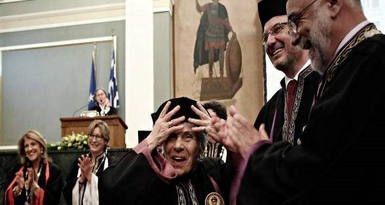 «Ένας αυτοσχέδιος άνθρωπος είμαι» είπε η Κική Δημουλά κατά την αναγόρευσή της σε διδάκτορα του ΑΠΘ
