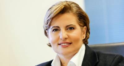 &Chi;&rho;. &Kappa;&alpha;&lambda;&omicron;&gamma;ή&rho;&omicron;&upsilon; &sigma;&tau;&omicron;&nu; FM 100: &laquo;&Eta; &chi;&rho;&eta;&mu;&alpha;&tau;&omicron;&delta;ό&tau;&eta;&sigma;&eta; &tau;&omega;&nu; ά&gamma;&omicron;&nu;&omega;&nu; &gamma;&rho;&alpha;&mu;&mu;ώ&nu; &mu;&epsilon;&tau;&alpha;&tau;&rho;έ&pi;&epsilon;&tau;&alpha;&iota; &pi;&lambda;έ&omicron;&nu; &sigma;&epsilon; &alpha;&nu;&alpha;&pi;&tau;&upsilon;&xi;&iota;&alpha;&kappa;ό &epsilon;&rho;&gamma;&alpha;&lambda;&epsilon;ί&omicron;&raquo; (audio)