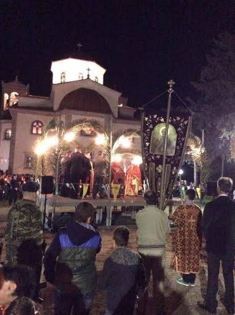 Το «Χριστός Ανέστη», στον Μητροπολιτικό Ναό της Αγίας Τριάδας (photos).