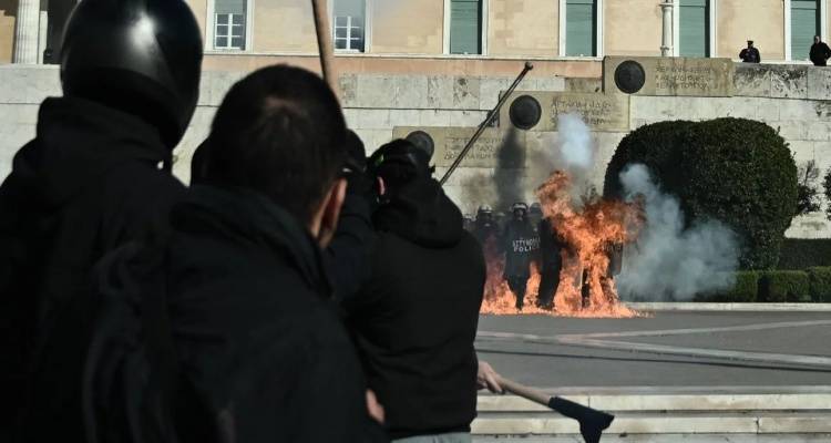 &Epsilon;&pi;&epsilon;&iota;&sigma;ό&delta;&iota;&alpha; &sigma;&tau;&omicron; &pi;&alpha;&nu;&epsilon;&kappa;&pi;&alpha;&iota;&delta;&epsilon;&upsilon;&tau;&iota;&kappa;ό &sigma;&upsilon;&lambda;&lambda;&alpha;&lambda;&eta;&tau;ή&rho;&iota;&omicron; -&Mu;&omicron;&lambda;ό&tau;&omicron;&phi; &mu;&pi;&rho;&omicron;&sigma;&tau;ά &alpha;&pi;ό &tau;&omicron;&nu; Ά&gamma;&nu;&omega;&sigma;&tau;&omicron; &Sigma;&tau;&rho;&alpha;&tau;&iota;ώ&tau;&eta;, &pi;&lambda;&eta;&rho;&omicron;&phi;&omicron;&rho;ί&epsilon;&sigmaf; &gamma;&iota;&alpha; 8 &tau;&rho;&alpha;&upsilon;&mu;&alpha;&tau;ί&epsilon;&sigmaf;