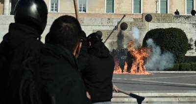 &Epsilon;&pi;&epsilon;&iota;&sigma;ό&delta;&iota;&alpha; &sigma;&tau;&omicron; &pi;&alpha;&nu;&epsilon;&kappa;&pi;&alpha;&iota;&delta;&epsilon;&upsilon;&tau;&iota;&kappa;ό &sigma;&upsilon;&lambda;&lambda;&alpha;&lambda;&eta;&tau;ή&rho;&iota;&omicron; -&Mu;&omicron;&lambda;ό&tau;&omicron;&phi; &mu;&pi;&rho;&omicron;&sigma;&tau;ά &alpha;&pi;ό &tau;&omicron;&nu; Ά&gamma;&nu;&omega;&sigma;&tau;&omicron; &Sigma;&tau;&rho;&alpha;&tau;&iota;ώ&tau;&eta;, &pi;&lambda;&eta;&rho;&omicron;&phi;&omicron;&rho;ί&epsilon;&sigmaf; &gamma;&iota;&alpha; 8 &tau;&rho;&alpha;&upsilon;&mu;&alpha;&tau;ί&epsilon;&sigmaf;