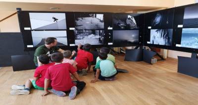 &Eta; &Phi;&omega;&tau;&omicron;&gamma;&rho;&alpha;&phi;&iota;&kappa;ή &Omicron;&mu;ά&delta;&alpha; &Lambda;ή&mu;&nu;&omicron;&upsilon; &kappa;&alpha;&iota; &eta; έ&kappa;&theta;&epsilon;&sigma;&eta; "Ό&rho;&iota;&alpha;" &epsilon;&pi;&iota;&theta;&upsilon;&mu;&omicron;ύ&nu; &nu;&alpha; "&omicron;&rho;&gamma;ώ&sigma;&omicron;&upsilon;&nu;" &tau;&alpha; &chi;&omega;&rho;&iota;ά &tau;&omicron;&upsilon; &nu;&eta;&sigma;&iota;&omicron;ύ