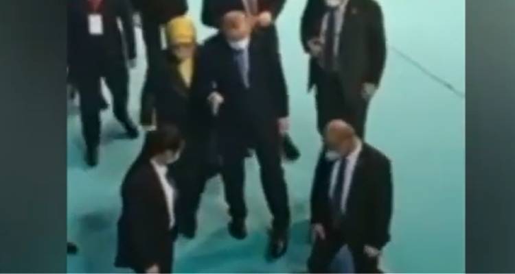 Ερντογάν: Νέα προβλήματα υγείας | Υποβασταζόμενος κατέβηκε σκάλα (video)