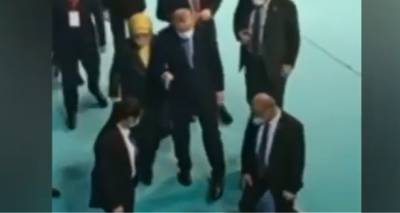 Ερντογάν: Νέα προβλήματα υγείας | Υποβασταζόμενος κατέβηκε σκάλα (video)