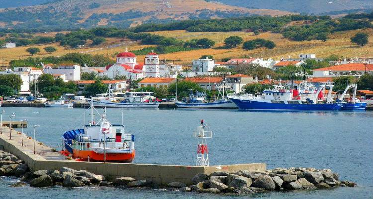 &Sigma;&tau;&omicron; &tau;&rho;&alpha;&pi;έ&zeta;&iota; &kappa;&alpha;&iota; &pi;ά&lambda;&iota; &eta; έ&nu;&tau;&alpha;&xi;&eta; &tau;&eta;&sigmaf; &Sigma;&alpha;&mu;&omicron;&theta;&rho;ά&kappa;&eta;&sigmaf; &sigma;&tau;&eta; &gamma;&rho;&alpha;&mu;&mu;ή &Alpha;&lambda;&epsilon;&xi;&alpha;&nu;&delta;&rho;&omicron;ύ&pi;&omicron;&lambda;&eta; - &Lambda;ή&mu;&nu;&omicron;&sigmaf; - &Lambda;&alpha;ύ&rho;&iota;&omicron;