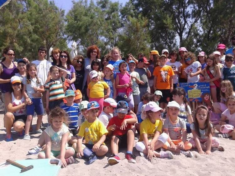 Οι «μικροί οικολόγοι» του Κοντιά έκαναν πράξη την αγάπη τους για το περιβάλλον καθαρίζοντας την παραλία του Εβγάτη (photos)