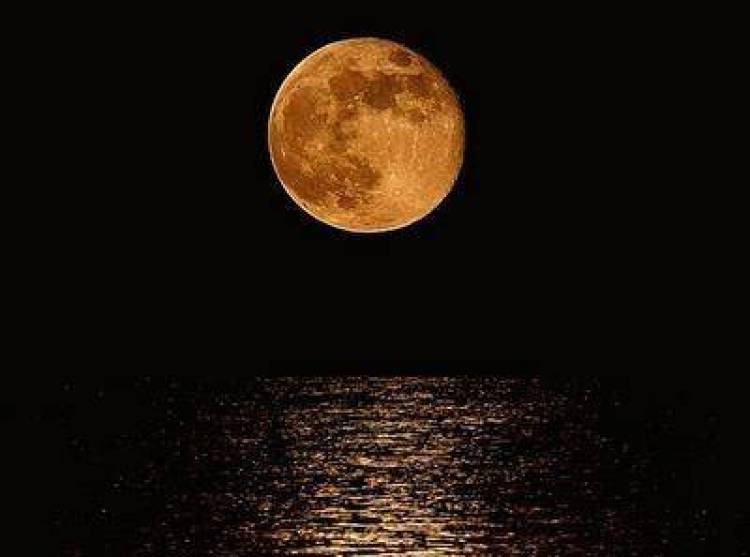 Με πανσέληνο στην Πολιόχνη.