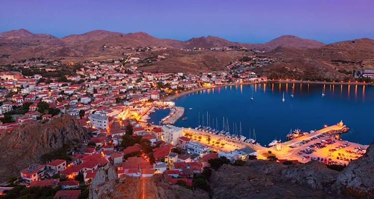 &Lambda;ή&mu;&nu;&omicron;&sigmaf;: &Mu;&eta;&tau;έ&rho;&alpha; &phi;&omicron;&iota;&tau;ή&tau;&rho;&iota;&alpha;&sigmaf; &kappa;&alpha;&tau;&alpha;&gamma;&gamma;έ&lambda;&epsilon;&iota; &tau;&eta; &sigma;&upsilon;&mu;&pi;&epsilon;&rho;&iota;&phi;&omicron;&rho;ά &tau;&omicron;&upsilon; &sigma;&pi;&iota;&tau;&omicron;&nu;&omicron;&iota;&kappa;&omicron;&kappa;ύ&rho;&eta;