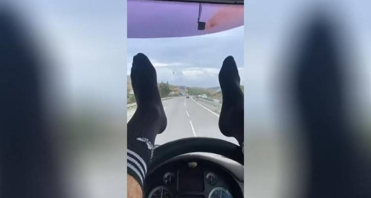 &Kappa;ύ&pi;&rho;&omicron;&sigmaf;: &Sigma;&tau;&eta; &phi;&upsilon;&lambda;&alpha;&kappa;ή &omicron; ά&nu;&tau;&rho;&alpha;&sigmaf; &pi;&omicron;&upsilon; &omicron;&delta;&eta;&gamma;&omicron;ύ&sigma;&epsilon; &mu;&epsilon; &tau;&alpha;... &pi;ό&delta;&iota;&alpha; &sigma;&tau;&eta;&nu; &epsilon;&theta;&nu;&iota;&kappa;ή