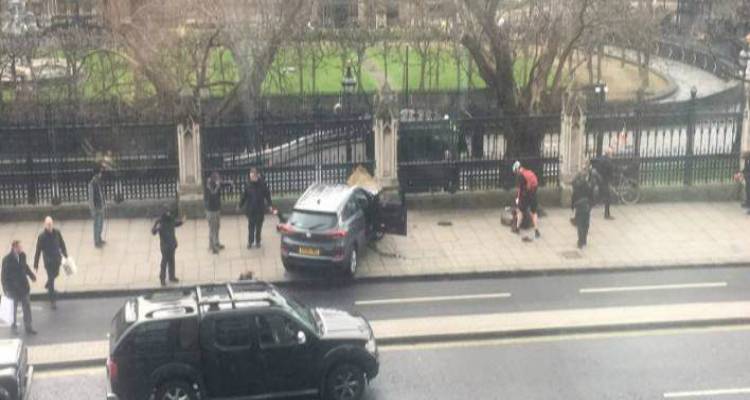 Έ&kappa;&tau;&alpha;&kappa;&tau;&omicron;: &Iota;&sigma;&chi;&upsilon;&rho;ή έ&kappa;&rho;&eta;&xi;&eta; &kappa;&alpha;&iota; &pi;&upsilon;&rho;&omicron;&beta;&omicron;&lambda;&iota;&sigma;&mu;&omicron;ί &sigma;&tau;&omicron; &Lambda;&omicron;&nu;&delta;ί&nu;&omicron;, έ&xi;&omega; &alpha;&pi;ό &tau;&omicron; &beta;&rho;&epsilon;&tau;&alpha;&nu;&iota;&kappa;ό &Kappa;&omicron;&iota;&nu;&omicron;&beta;&omicron;ύ&lambda;&iota;&omicron;