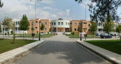 &Tau;&Epsilon;&Iota; &Sigma;&epsilon;&rho;&rho;ώ&nu;: &Kappa;&alpha;&iota; &delta;&epsilon;ύ&tau;&epsilon;&rho;&omicron;&sigmaf; &kappa;&alpha;&theta;&eta;&gamma;&eta;&tau;ή&sigmaf; &epsilon;&mu;&pi;&lambda;έ&kappa;&epsilon;&tau;&alpha;&iota; &sigma;&tau;&eta;&nu; &upsilon;&pi;ό&theta;&epsilon;&sigma;&eta; &tau;&omega;&nu; &epsilon;&kappa;&beta;&iota;&alpha;&sigma;&mu;ώ&nu;