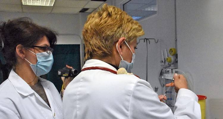 Σε πίεση το ΕΣΥ: Βγαίνουν εκτός «μάχης» οι ανεμβολίαστοι - Το σχέδιο του υπουργείου Υγείας