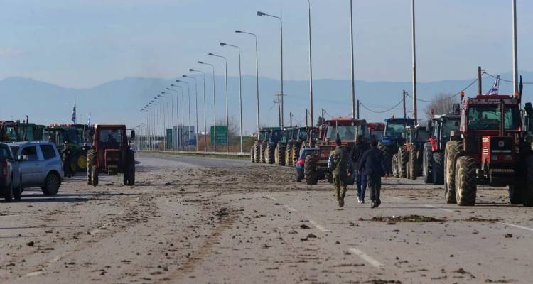 Οι αγρότες άνοιξαν το ένα ρεύμα της ΠΑΘΕ, στο ύψος των Μαλγάρων