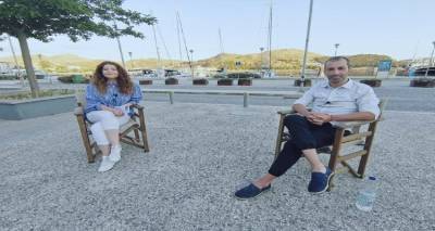 &Omicron; &kappa;&alpha;&theta;&eta;&gamma;&eta;&tau;ή&sigmaf; &pi;&omicron;&upsilon; ά&phi;&eta;&sigma;&epsilon; &tau;&eta;&nu; &Alpha;&gamma;&gamma;&lambda;ί&alpha; &gamma;&iota;&alpha; &tau;&eta;&nu; &Lambda;ή&mu;&nu;&omicron;