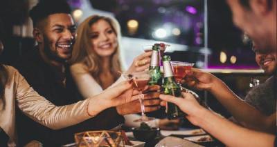 Αγγλία  – Covid : Χωρίς περιορισμούς τα πάρτι της Πρωτοχρονιάς