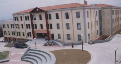 &Pi;&alpha;&nu;&epsilon;&pi;&iota;&sigma;&tau;ή&mu;&iota;&omicron; &Alpha;&iota;&gamma;&alpha;ί&omicron;&upsilon;: &laquo;Ά&mu;&epsilon;&sigma;&eta; &kappa;&alpha;&iota; &omicron;&upsilon;&sigma;&iota;&alpha;&sigma;&tau;&iota;&kappa;ή &sigma;&tau;ή&rho;&iota;&xi;&eta; &tau;&omega;&nu; &Nu;&eta;&sigma;&iota;ώ&nu; &kappa;&alpha;&iota; &tau;&omega;&nu; &Alpha;&nu;&theta;&rho;ώ&pi;&omega;&nu; &tau;&omicron;&upsilon;&sigmaf;&raquo;.