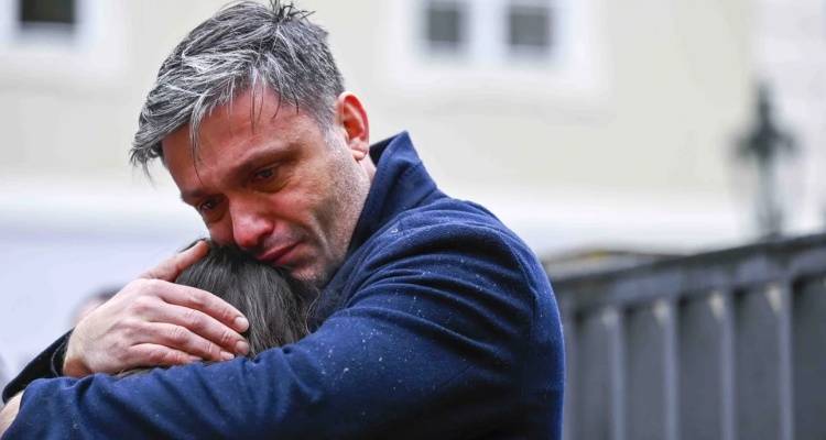 &Mu;&alpha;&kappa;&epsilon;&lambda;&epsilon;&iota;ό &sigma;&tau;&eta;&nu; &Pi;&rho;ά&gamma;&alpha;: &Omicron;&iota; &mu;&alpha;&zeta;&iota;&kappa;έ&sigmaf; &delta;&omicron;&lambda;&omicron;&phi;&omicron;&nu;ί&epsilon;&sigmaf; &laquo;&epsilon;&xi;&alpha;&pi;&lambda;ώ&nu;&omicron;&nu;&tau;&alpha;&iota; &sigma;&tau;&eta;&nu; &Epsilon;&upsilon;&rho;ώ&pi;&eta;&raquo; | &Tau;&omicron; &pi;&alpha;&rho;ά&delta;&epsilon;&iota;&gamma;&mu;&alpha; &tau;&omega;&nu; &Eta;&Pi;&Alpha;, &omicron;&iota; &alpha;&rho;&iota;&theta;&mu;&omicron;ί &sigma;&omicron;&kappa;ά&rho;&omicron;&upsilon;&nu;