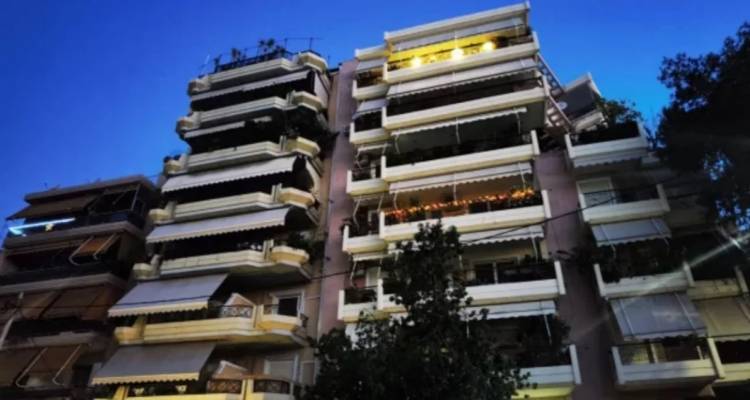 &Nu;έ&alpha; &Sigma;&mu;ύ&rho;&nu;&eta;: &Sigma;&upsilon;&nu;&epsilon;&lambda;ή&phi;&theta;&eta; &omicron; &alpha;&delta;&epsilon;&lambda;&phi;ό&sigmaf; &tau;&omicron;&upsilon; 16&chi;&rho;&omicron;&nu;&omicron;&upsilon; | &Tau;&omicron;&nu; &kappa;&upsilon;&nu;ή&gamma;&eta;&sigma;&epsilon; έ&pi;&epsilon;&iota;&tau;&alpha; &alpha;&pi;ό &kappa;&alpha;&beta;&gamma;ά &kappa;&alpha;&iota; &tau;&omicron;&nu; &sigma;&kappa;ό&tau;&omega;&sigma;&epsilon; &mu;&epsilon; &psi;&alpha;&lambda;ί&delta;&iota;