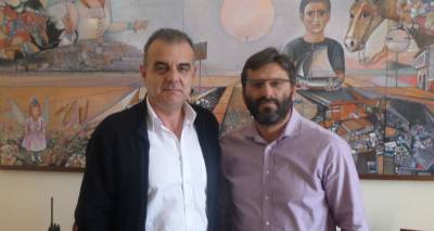 &Sigma;&tau;&eta; &Lambda;ή&mu;&nu;&omicron; &omicron; &Delta;ή&mu;&alpha;&rho;&chi;&omicron;&sigmaf; &Sigma;&alpha;&mu;&omicron;&theta;&rho;ά&kappa;&eta;&sigmaf;