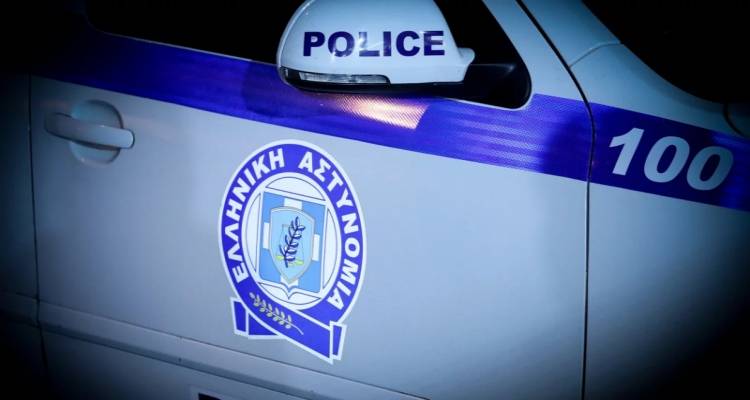 &Alpha;&delta;&iota;&alpha;&nu;ό&eta;&tau;&omicron; &pi;&epsilon;&rho;&iota;&sigma;&tau;&alpha;&tau;&iota;&kappa;ό bullying &mu;&epsilon; &theta;ύ&mu;&alpha; 14&chi;&rho;&omicron;&nu;&omicron;: &Alpha;&pi;&epsilon;ί&lambda;&eta;&sigma;&alpha;&nu; &kappa;&alpha;&iota; &tau;&omicron;&nu; &pi;&alpha;&tau;έ&rho;&alpha; &tau;&omicron;&upsilon; &sigma;&tau;&iota;&sigmaf; 3 &tau;&eta; &nu;ύ&chi;&tau;&alpha; &mu;&epsilon; &phi;&omega;&tau;ό &tau;&omicron;&upsilon; &gamma;&iota;&omicron;&upsilon; &tau;&omicron;&upsilon;