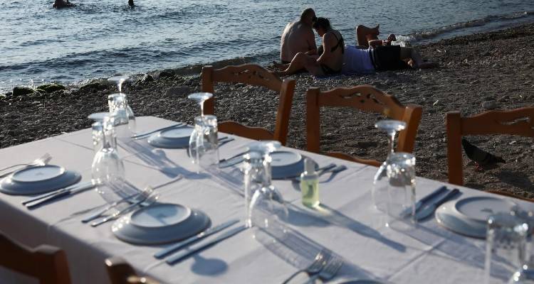 Αυστηροί έλεγχοι και τσουχτερά πρόστιμα για παραβάσεις σε μπαρ, καφέ, εστιατόρια, από 15 Ιουλίου