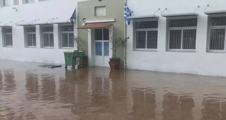 &Kappa;&alpha;&kappa;&omicron;&kappa;&alpha;&iota;&rho;ί&alpha; Alexandros: &Pi;&lambda;&eta;&mu;&mu;ύ&rho;&iota;&sigma;&epsilon; &sigma;&chi;&omicron;&lambda;&epsilon;ί&omicron; &sigma;&tau;&eta;&nu; &Pi;ά&tau;&rho;&alpha; &ndash; &Omicron;&iota; &mu;&alpha;&theta;&eta;&tau;έ&sigmaf; &epsilon;&gamma;&kappa;&lambda;&omega;&beta;ί&sigma;&tau;&eta;&kappa;&alpha;&nu; &mu;έ&sigma;&alpha; &sigma;&epsilon; &kappa;&omicron;&nu;&tau;έ&iota;&nu;&epsilon;&rho;