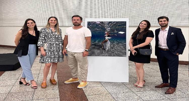 Έργο του Λημνιού φωτογράφου, Κοσμά Κουμιανού, σε έκθεση της Dove στο Σύνταγμα