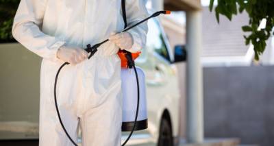 Απεντόμωση φρεατίων στην αγορά της Μύρινας