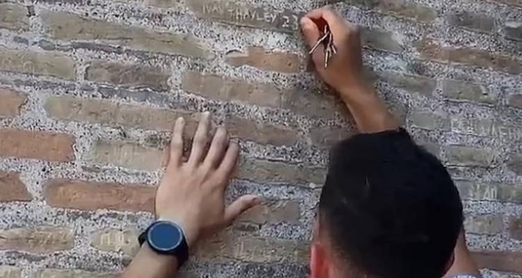 &Omicron;&rho;&gamma;ή &sigma;&tau;&eta; &Rho;ώ&mu;&eta;: &Tau;&omicron;&upsilon;&rho;ί&sigma;&tau;&alpha;&sigmaf; &chi;ά&rho;&alpha;&xi;&epsilon; &tau;&omicron; ό&nu;&omicron;&mu;&alpha; &tau;&eta;&sigmaf; &alpha;&gamma;&alpha;&pi;&eta;&mu;έ&nu;&eta;&sigmaf; &tau;&omicron;&upsilon; &sigma;&tau;&omicron; &Kappa;&omicron;&lambda;&omicron;&sigma;&sigma;&alpha;ί&omicron;