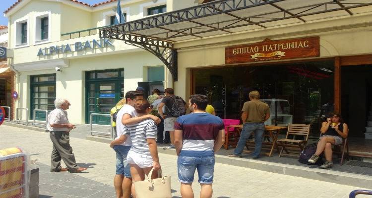 Ουρές και σήμερα στα ΑΤΜ των τραπεζών της Λήμνου για τα 60€ (photos)