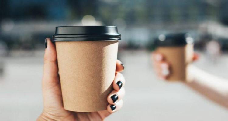 Έρχονται αλλαγές στον take away καφέ: Ο πελάτης θα πηγαίνει με το δικό του ποτήρι, αλλιώς... χαράτσι