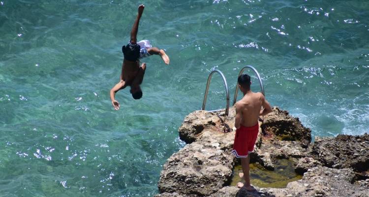 Κατερίνη: 16χρονος χτύπησε στον αυχένα, έπειτα από πτώση στη θάλασσα