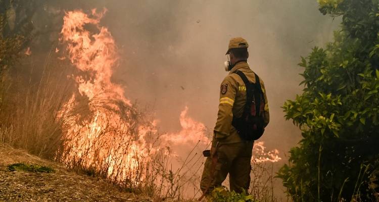 &Eta;&lambda;&epsilon;ί&alpha;: &Sigma;&upsilon;&nu;&epsilon;&chi;ί&zeta;&epsilon;&tau;&alpha;&iota; &eta; &mu;ά&chi;&eta; &mu;&epsilon; &tau;&iota;&sigmaf; &phi;&lambda;ό&gamma;&epsilon;&sigmaf; &sigma;&epsilon; &Pi;&rho;ό&delta;&rho;&omicron;&mu;&omicron; &kappa;&alpha;&iota; &Lambda;ά&tau;&alpha; - &Sigma;&epsilon; ύ&phi;&epsilon;&sigma;&eta; &omicron;&iota; &pi;&upsilon;&rho;&kappa;&alpha;&gamma;&iota;έ&sigmaf; &sigma;&epsilon; &Mu;&epsilon;&gamma;&alpha;&lambda;ό&pi;&omicron;&lambda;&eta; &kappa;&alpha;&iota; &Kappa;&rho;&alpha;&nu;ί&delta;&iota;